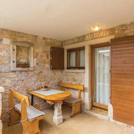 4 Bedroom Cozy In Puzari Pićan