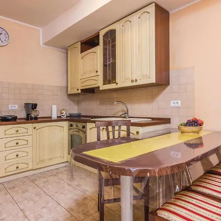 4 Bedroom Cozy In Puzari
