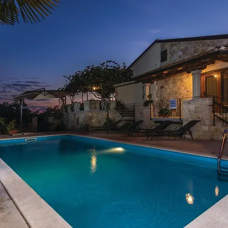4 Bedroom Cozy In Puzari