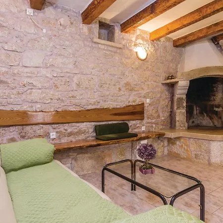 4 Bedroom Cozy In Puzari Pićan
