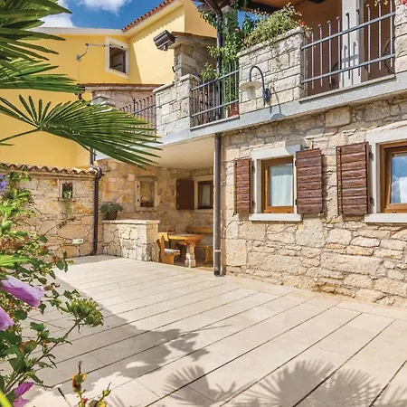 4 Bedroom Cozy In Puzari Pićan