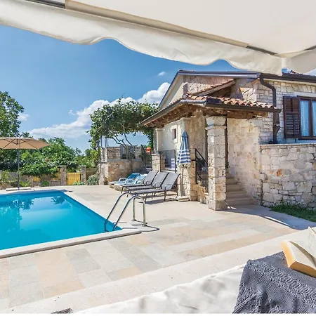 4 Bedroom Cozy In Puzari Pićan