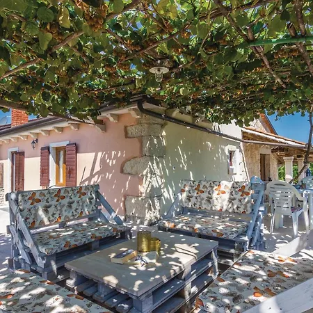 4 Bedroom Cozy In Puzari