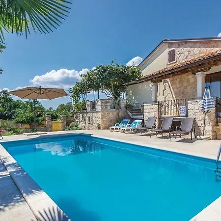 4 Bedroom Cozy In Puzari *